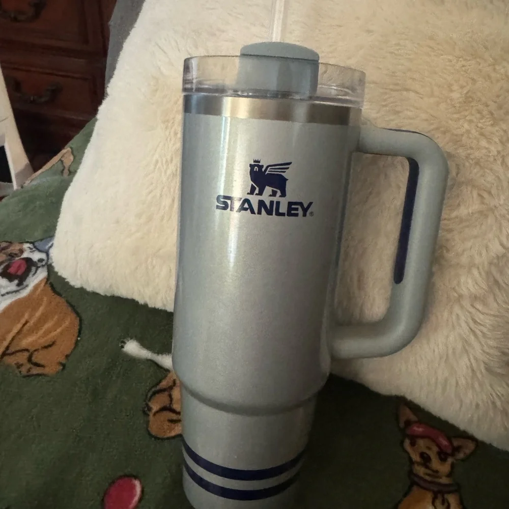 Stanley Silver Travel Mug with Handle 30 oz. - Picture 3 of 3